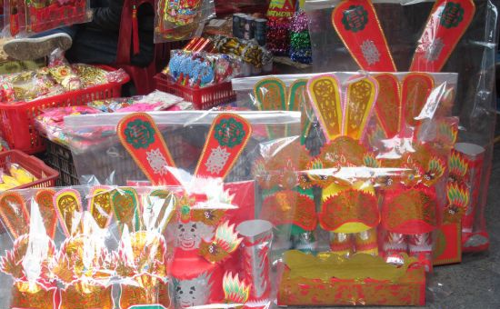 Tet ong Tao: Nha lau xe hoi e, hang binh dan hut khach hinh anh