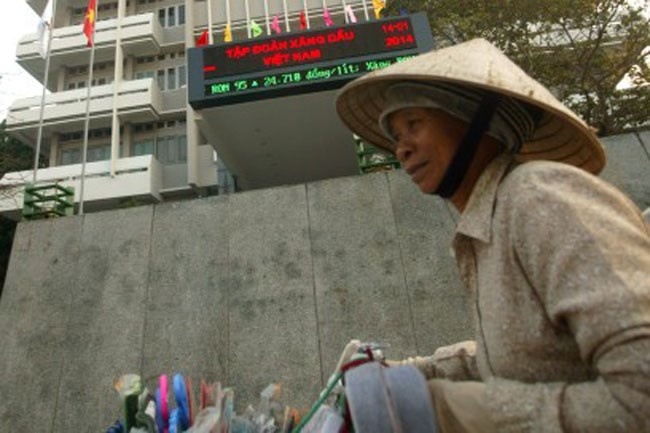 Nguoi tieu dung te ngua voi lai khung cua dien, xang dau hinh anh