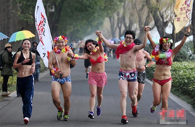 Mac noi y thi chay o Trung Quoc hinh anh