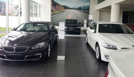 Dua oto sang choi tet: Showroom het hang, dan choi phat sot hinh anh