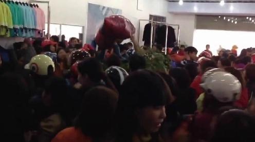 De nhau, tranh cuop mua ao quan ha gia hinh anh