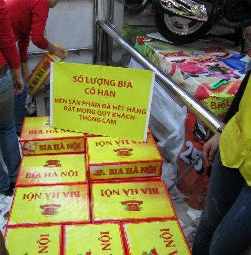 Dan HN do xo sam tet, sieu thi het bia hinh anh