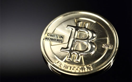 Den luot chau Au siet tien ao Bitcoin hinh anh