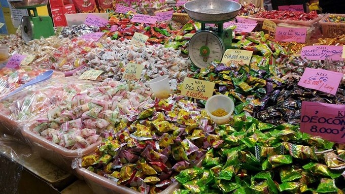 Nhap khau banh keo ban via he dip Tet hinh anh