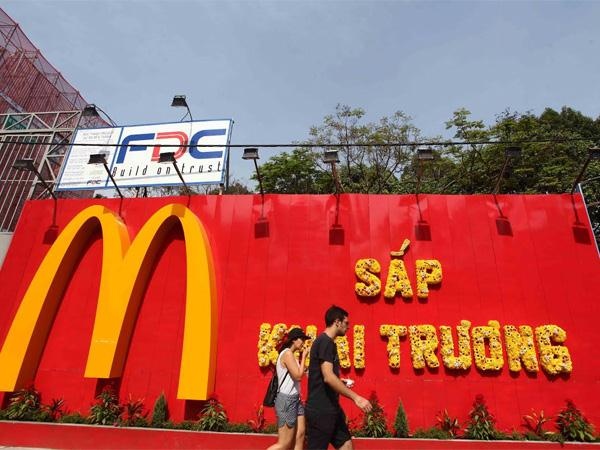 Cua hang McDonald’s truoc ngay khai truong nua thang hinh anh