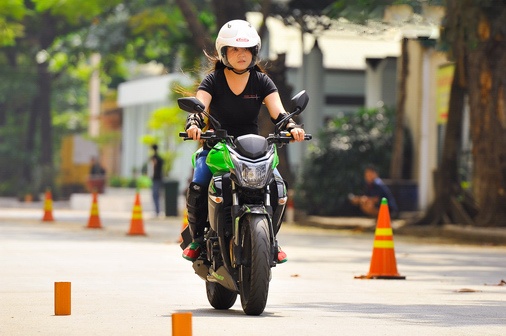 Chum anh thieu nu Viet chay mo to con tay hinh anh