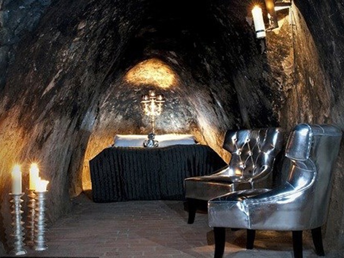 Khach san sau 160m duoi long dat hinh anh