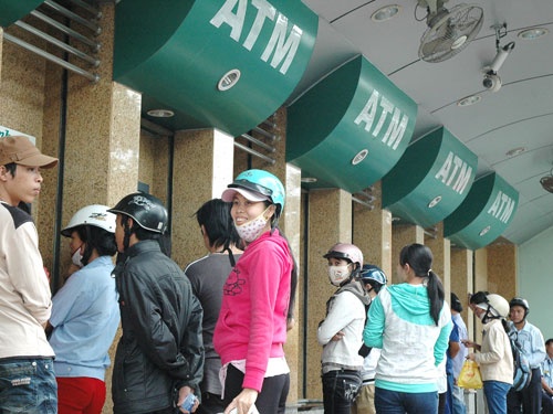 Can Tet, hang loat cay ATM truc trac hinh anh