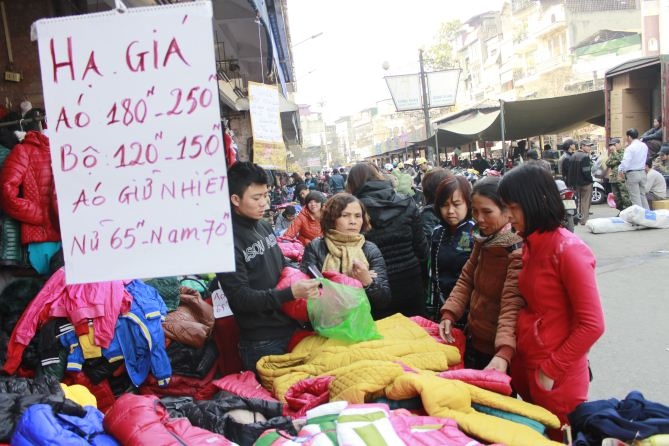 So ton hang truoc Tet, cho Dong Xuan o at xa hang gia re hinh anh