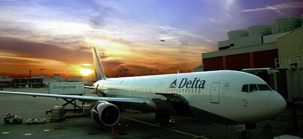 Dung wifi thoai mai tren may bay chi ton 2 USD hinh anh