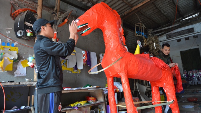 Ngua giay bac trieu dat khach o lang hang ma Ha Noi hinh anh