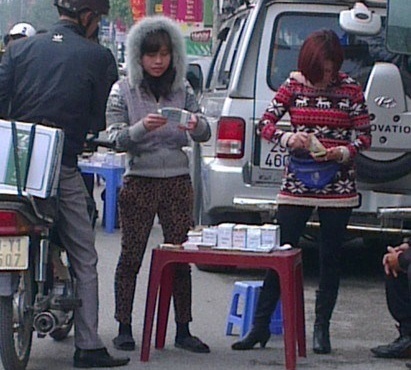 Doi tien moi an chenh lech tran xuong duong ngay Tet hinh anh