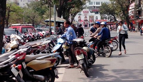 Dich vu gui xe, an uong chat chem ngay du xuan hinh anh