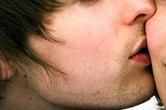 Nu hon phan chu hinh anh