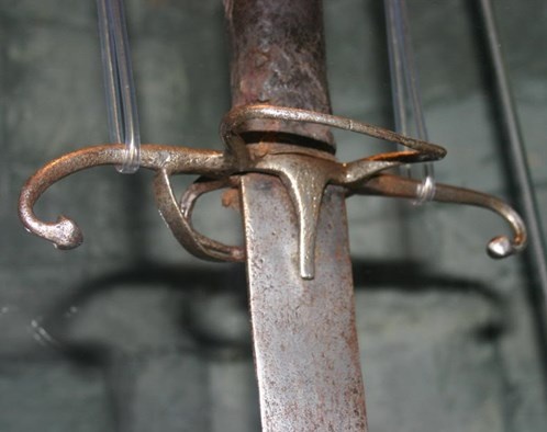 Thanh bao kiem khong lo bi an trong truyen thuyet hinh anh