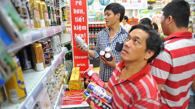 Mua ruou bia, thuoc la: Phai tra them thue hinh anh