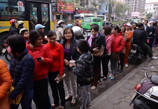 Nguoi dan xep hang dai mua vang ngay Via Than Tai hinh anh