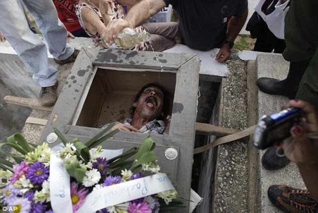 Tuc lam dam ma gia, chon nguoi song hinh anh