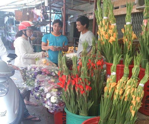 Hoa qua tang gia manh ngay ram thang Gieng hinh anh