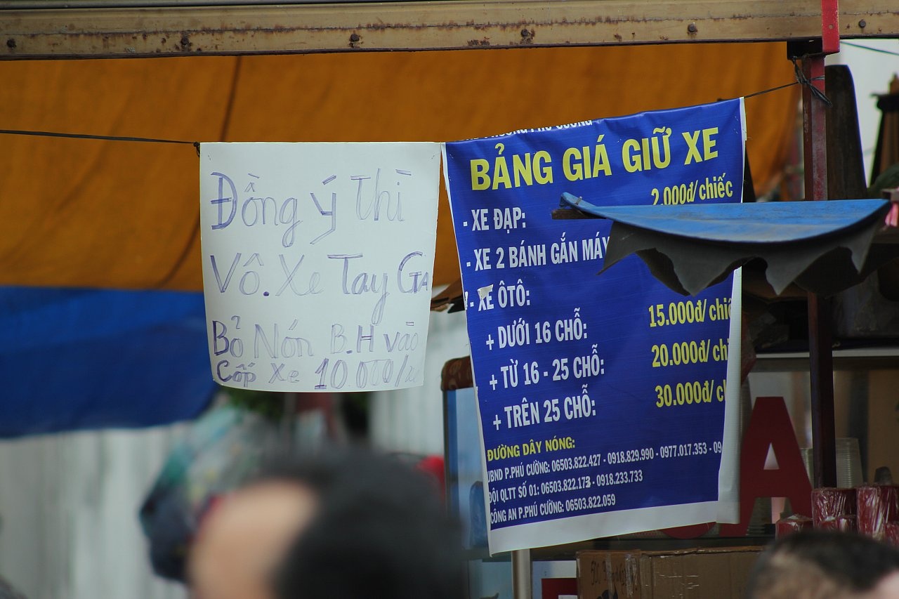 Mu bao hiem cat trong cop xe bi thu 5.000 dong hinh anh