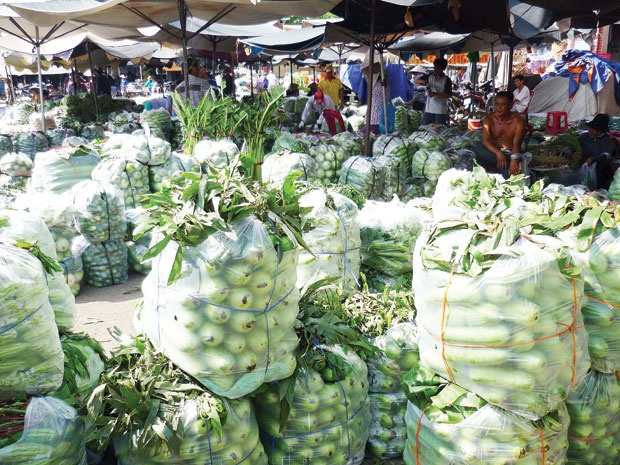 Khi trai dua hau gia ngang ly tra da hinh anh