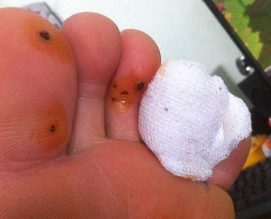 Lot giay thom Trung Quoc gay thoi chan hinh anh