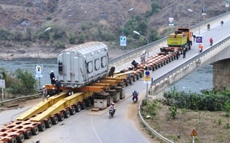 Tai xe ke chuyen lai chiec xe 158 banh tai Viet Nam hinh anh