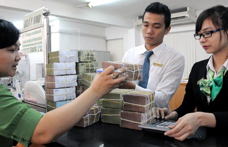 Sau Tet, ngan hang run ray nhin dong tien thua hinh anh