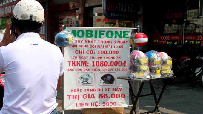 Mua sim dien thoai duoc tang mu bao hiem dom hinh anh