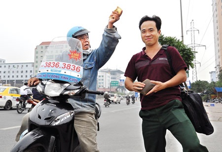 Xe om co dong ho tinh cuoc, bang niem yet gia o Ha Noi hinh anh