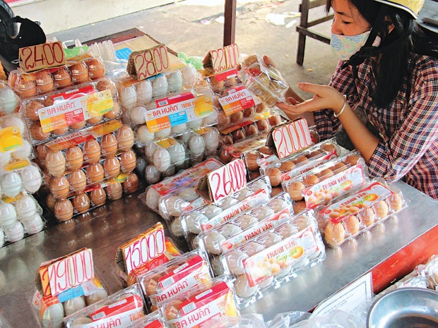 Tu trai ra cho, trung ga doi gia 3 lan hinh anh