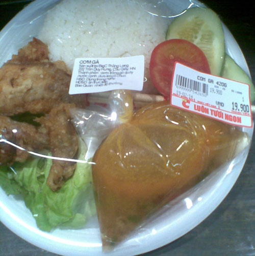 Com dui ga trong sieu thi re hon quan binh dan hinh anh