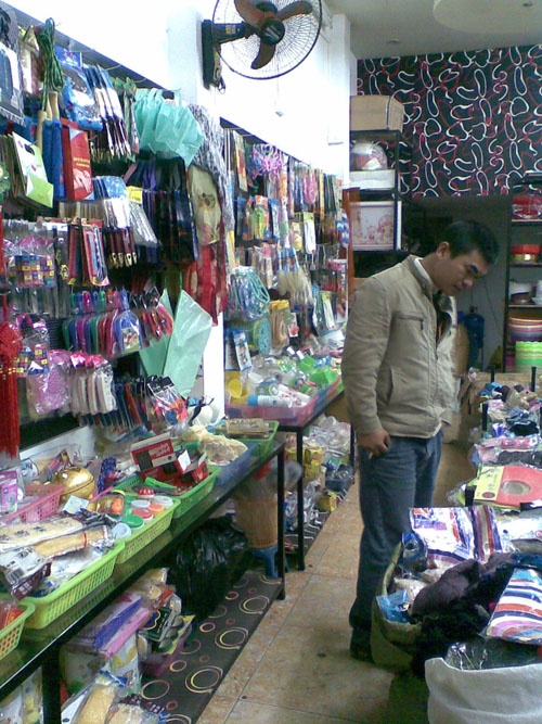 Shop dong gia 10.000 dong 'giup' tieu thu hang Trung Quoc hinh anh