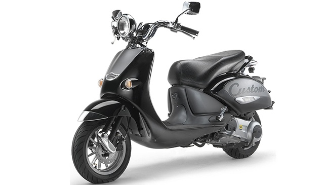 Lo anh nong Piaggio Vespa Primavera den vuong hinh anh