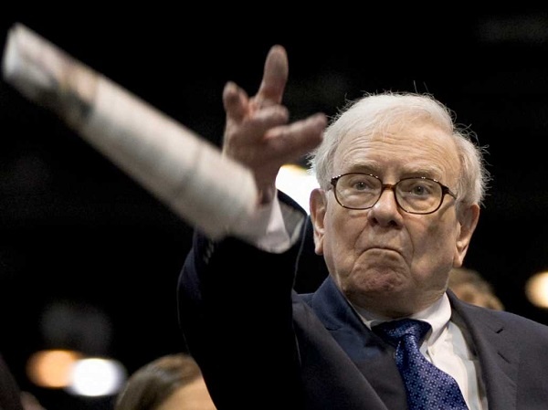 Warren Buffett: Chien tranh a, hay nghi den mua co phieu hinh anh