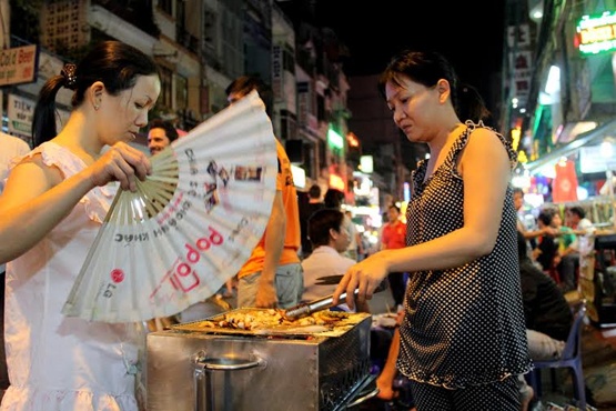 Kiem tien trieu moi dem nho ban bach tuoc nuong o pho Tay hinh anh