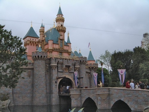 Nhung su that thu vi ve cong vien Disneyland tai My hinh anh