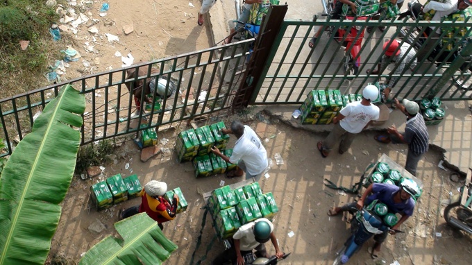 Khu kinh te cua khau: 'Om' ruou bia ngoai cho giai cuu hinh anh