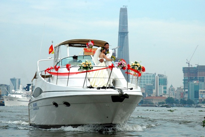 Mot thue du thuyen chup anh cuoi, ruoc dau o Sai Gon hinh anh