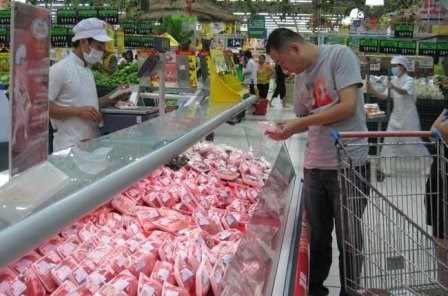 Big C ban thit heo co noi cuc mau trang duc hinh anh