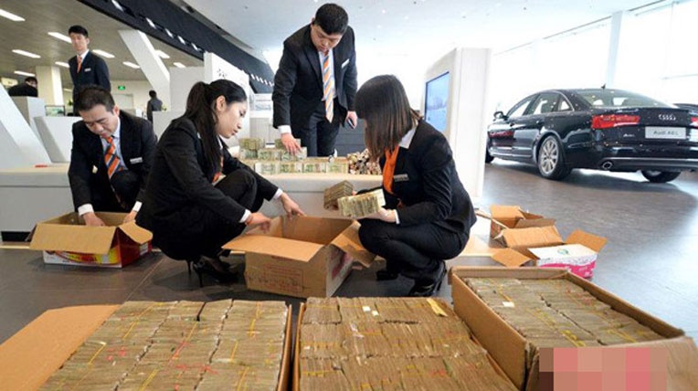 Het hoi vi khach mang tien le den mua xe hinh anh