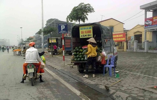 Than trong khi mua hoa qua gia re hinh anh