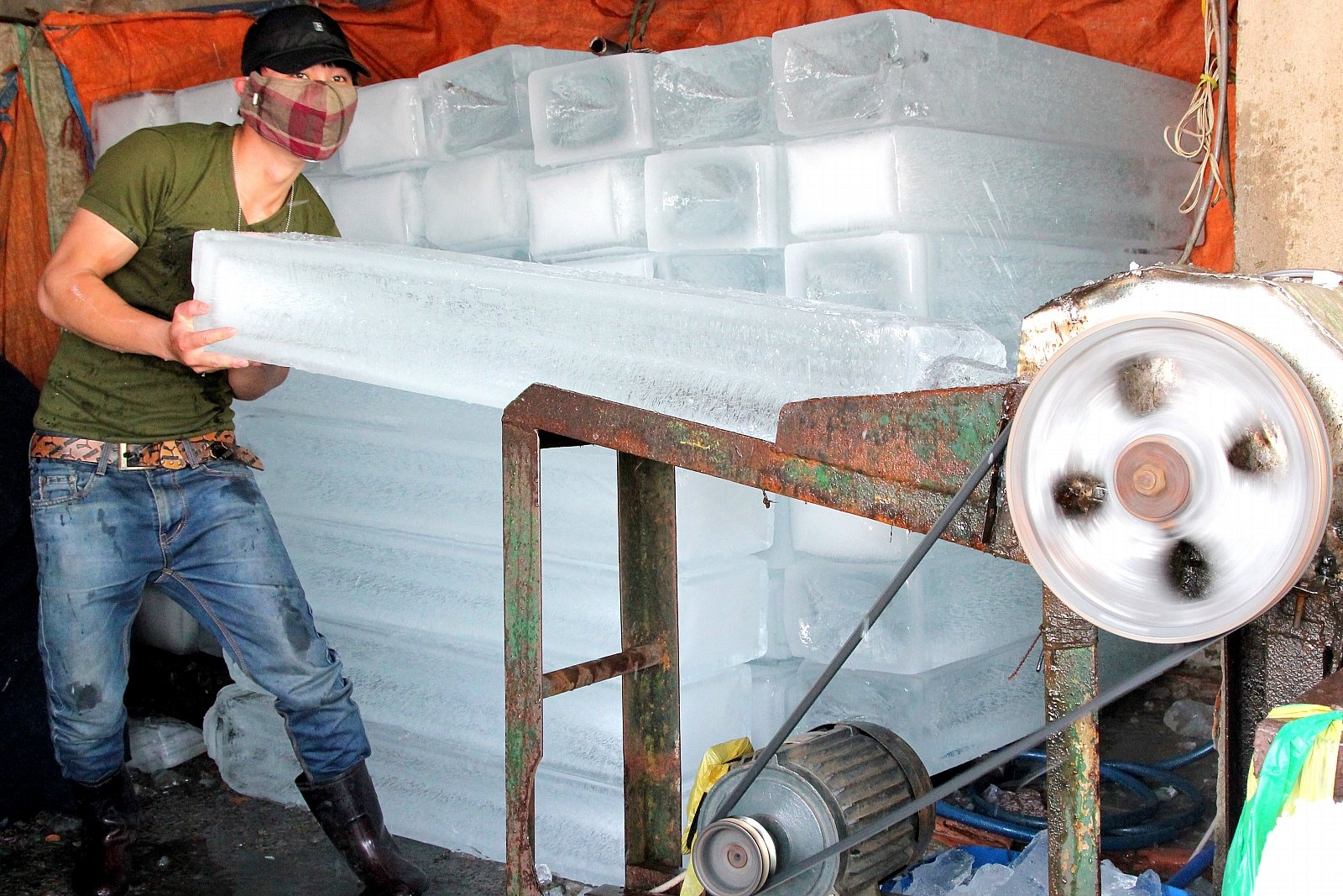 Nuoc da dat hang ngay Sai Gon nang nong hinh anh