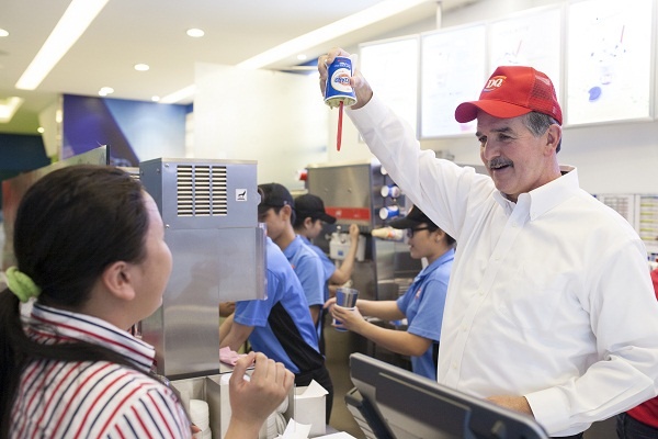 Kem cua ty phu Warren Buffet dang hut khach Viet bang gi? hinh anh