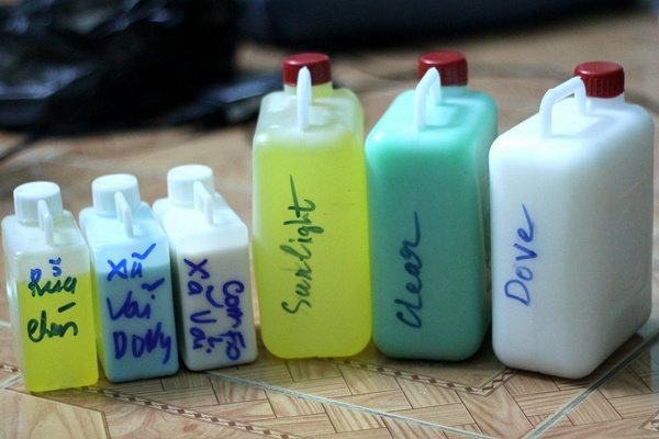 Sua tam, dau goi 12.000 dong/lit o cho hoa chat Kim Bien hinh anh