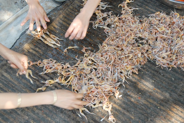 Nhái cơm con nhỏ, sau khi lột da, phơi khô chỉ còn bằng ngón tay. Do thơm ngon nên dân nhậu đã tặng cho loài khô này những cái tên khá ngộ nghĩnh nhưng không kém phần dí dỏm “cô gái chân dài”, “vũ nữ chân dài”, “kiều nữ đại gia”.