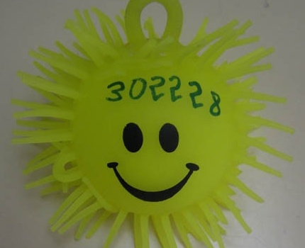 Qua bong nhua Trung Quoc chua chat doc hai hinh anh