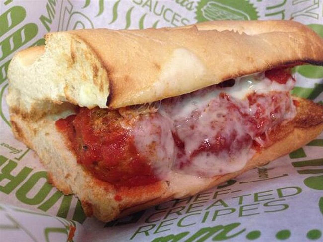   Thực tế, bánh mì màu không đậm đà như trên ảnh, các viên thịt cũng bé hơn và sắp xếp kém hấp dẫn hơn. 