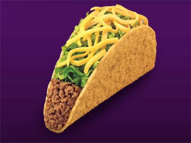 Một phần bánh kẹp đầy có ngọn của Taco Bell trên ảnh...