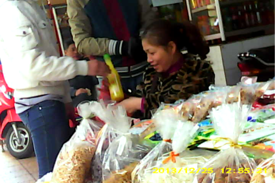 Sản phẩm tinh dầu không roc xuất xứ dùng chế biến sữa ngô vẫn được bán rộng rãi tại chợ Đồng Xuân.